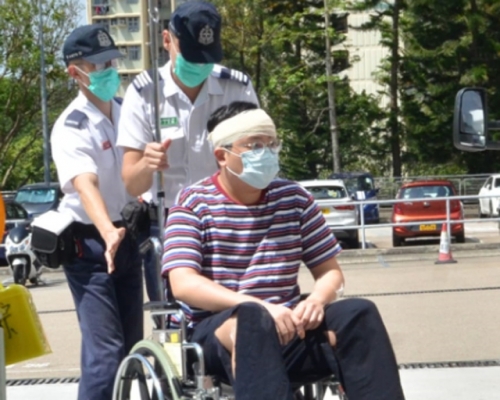 男子送院治理。