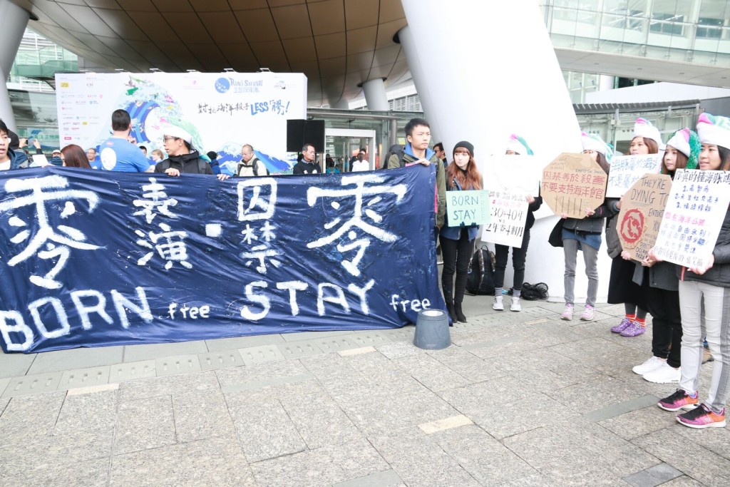 現場有環保團體抗議。