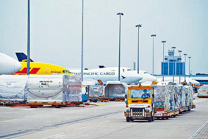 勞工界質疑航空業外勞批出配額速度過快，影響本地僱員通過加班費獲取理想薪酬。（資料圖片）