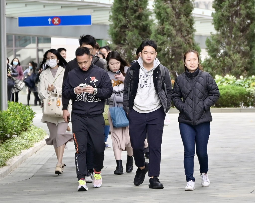 一道冷鋒會在今晚午夜前後橫過廣東沿岸。 一道冷鋒會在今晚午夜前後橫過廣東沿岸。