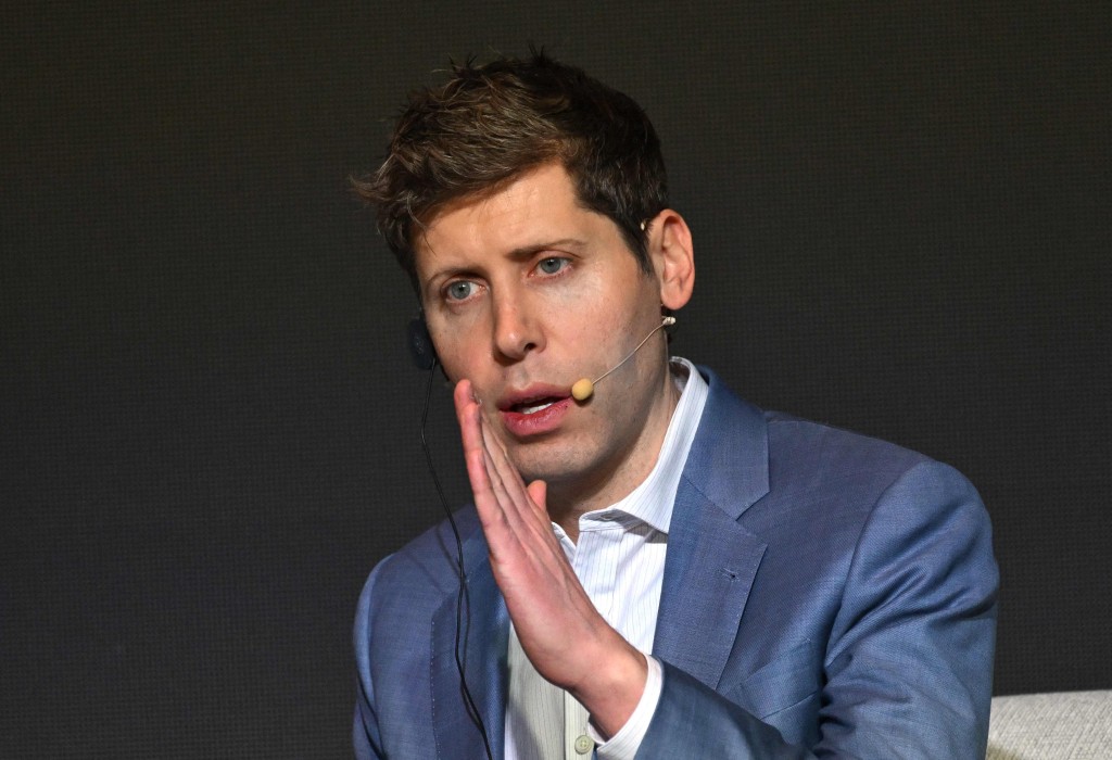 OpenAI聯合創辦人兼行政總裁奧特曼（Sam Altman），被視為「ChatGPT之父」，不僅主導生成式 AI 走向主流，其本人在公司發展、融資部署、產品化進程，以及全球 AI治理討論中的曝光度與影響力，亦幾乎與OpenAI的企業形象緊扣。