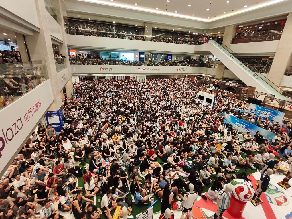 屯門市廣場聚集逾2500名球迷一同觀賞世界盃決賽。 屯門市廣場聚集逾2500名球迷一同觀賞世界盃決賽。