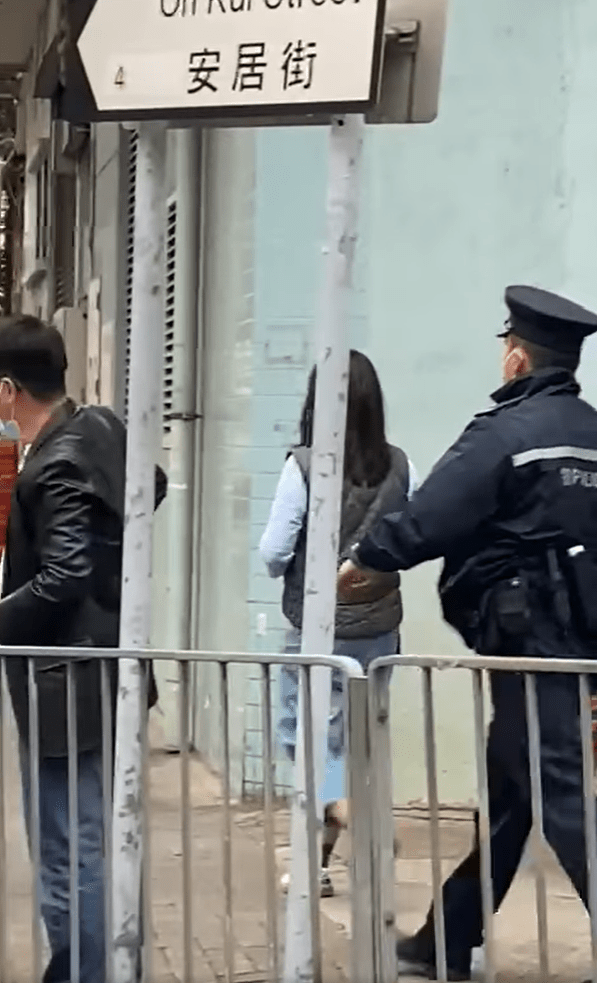 该名女子与警员于转角处交代情况。香港突发事故报料区影片截图