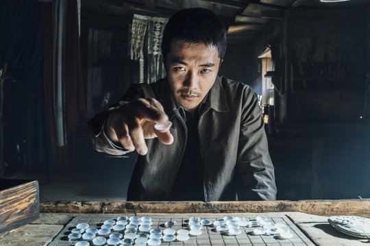 戲中鬼手用透明棋子跟巫師對弈的場面非常精彩。