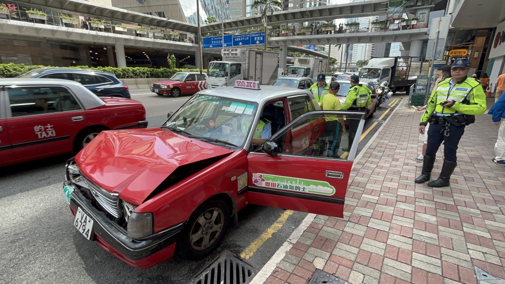 慘成三文治之的士車頭蓋凸起。楊偉亨攝