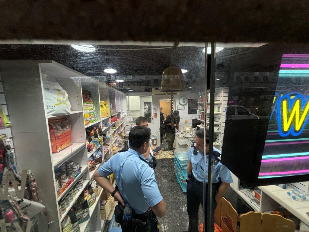 警方接報到場調查,並通知愛協帶走貓B。 警方接報到場調查,並通知愛協帶走貓B。