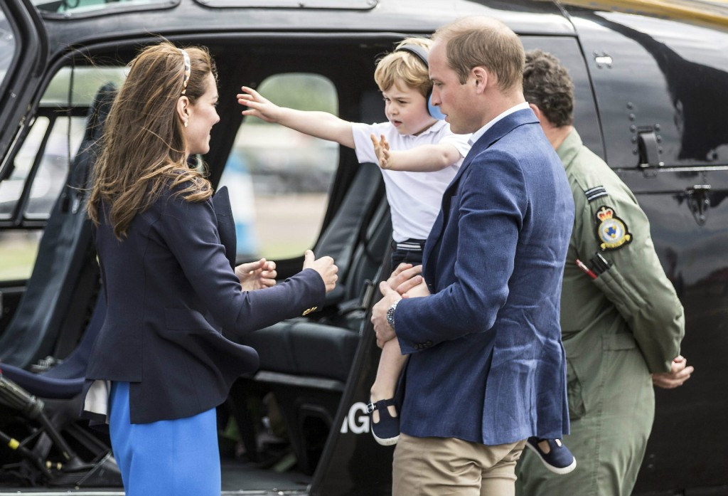2016年，威廉王子和凱特、喬治現身皇家空軍基地，參與一年一度的公開操演並觀賞皇家飛行表演。路透社