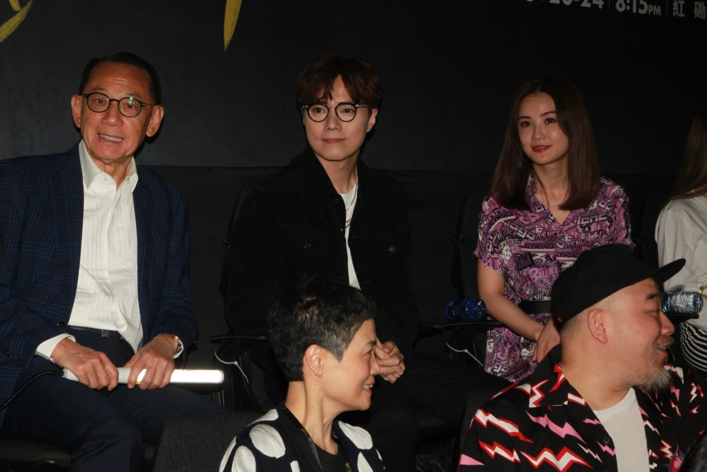 张敬轩(中)、蔡卓妍(右)等好友撑场。