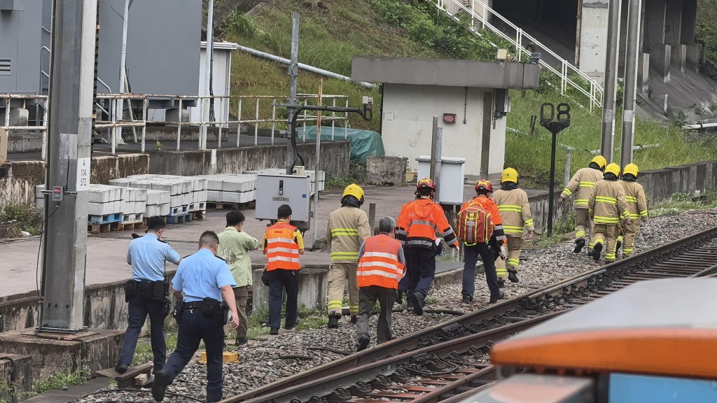 港鐵、警方及消防人員進入路軌搜尋。FB：Pax Restrict@香港鐵路動態追蹤組HKRG 《mtr group》