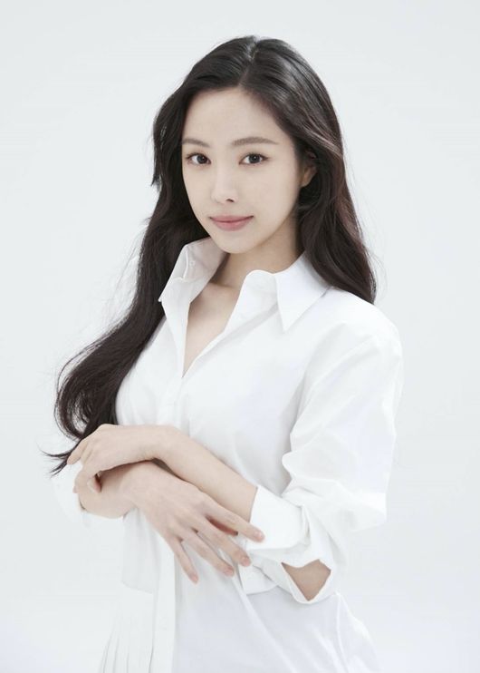 YG今日公開娜恩加盟後的個人照。