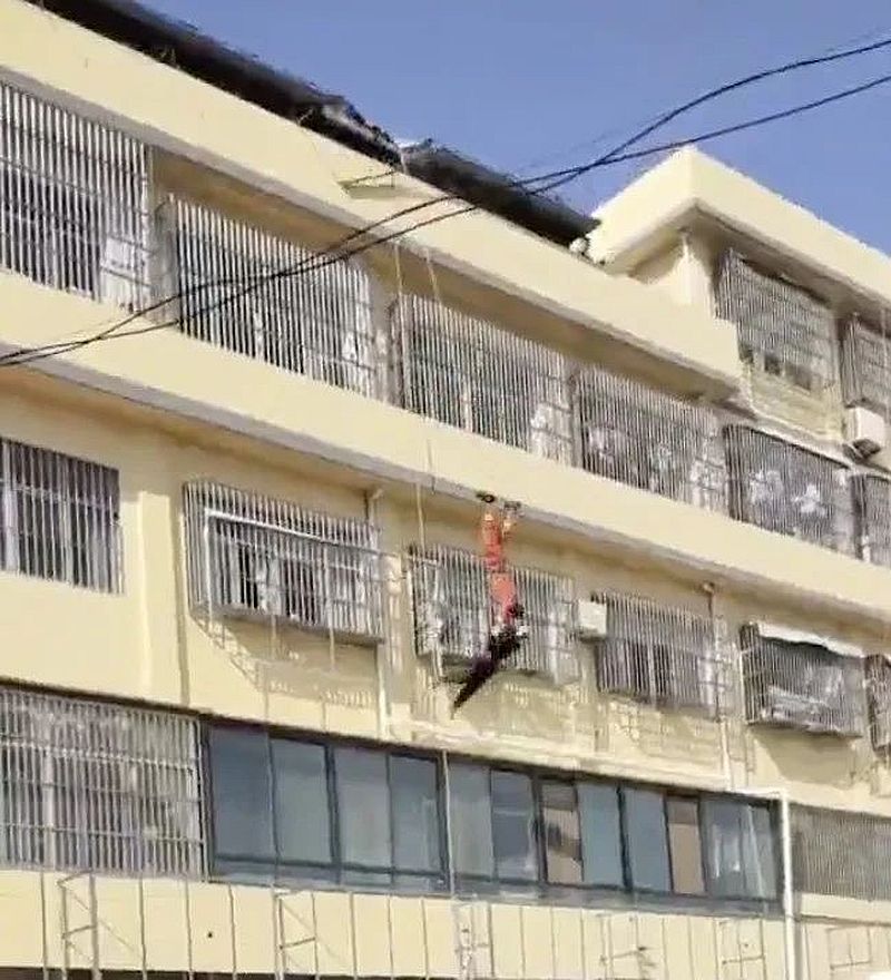 在頂樓飛撲一名企圖跳樓女子的消防員，最終與女子雙雙墮樓慘死。網圖