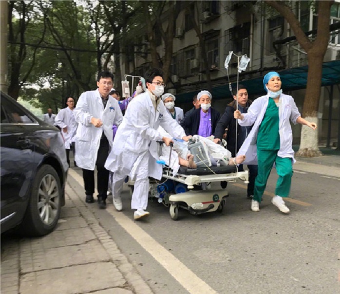 醫院搶救受傷醫生。網上圖片