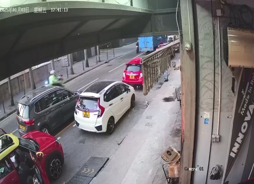 閉路電視的另一角度拍到雙方追逐的過程。