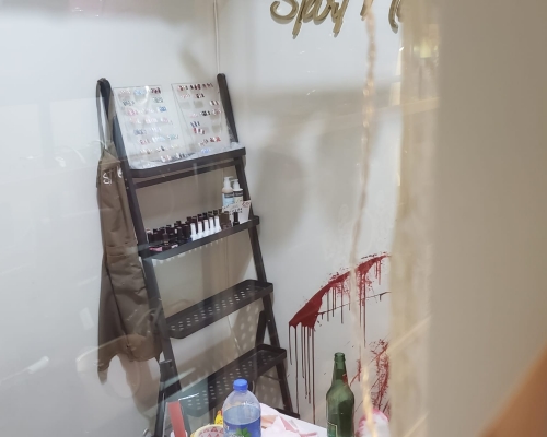 尖沙嘴美甲店遭歹徒淋潑紅油爆玻璃
