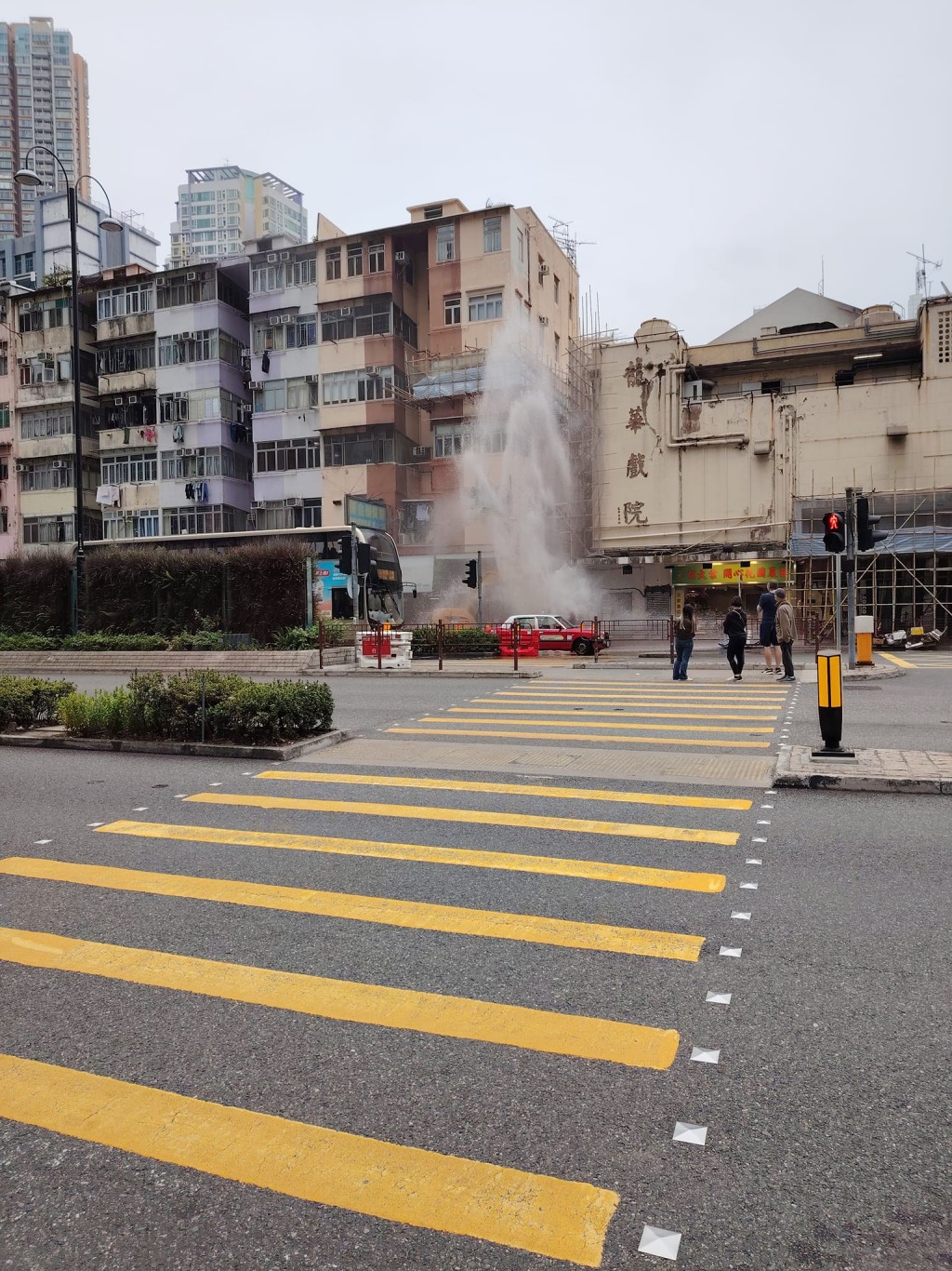 荃湾杨屋道下午爆咸水管。网上图片