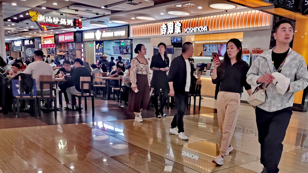 北京一家購物中心的食客絡繹不絕。楊浚源攝