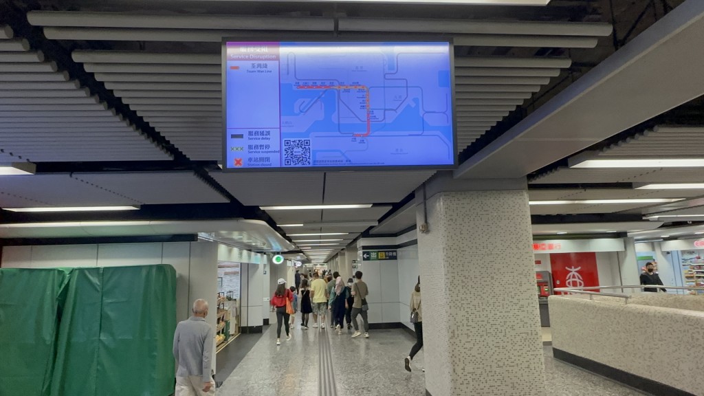 油麻地站地下大堂的屏幕列出受影響車站路線圖(劉漢權攝)