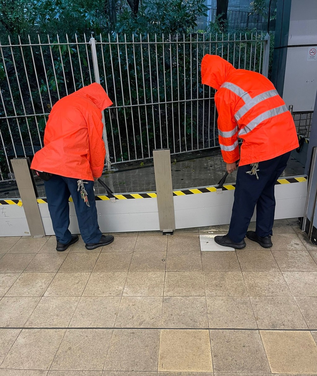 港鐵車站前綫及維修團隊一直加强巡邏及檢查。 港鐵車站前綫及維修團隊一直加强巡邏及檢查。
