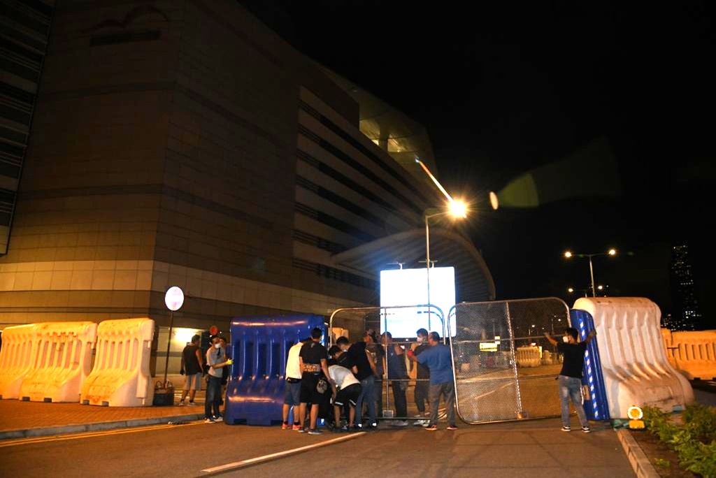 會展金紫荊廣場一帶放置大型水馬。李家傑攝