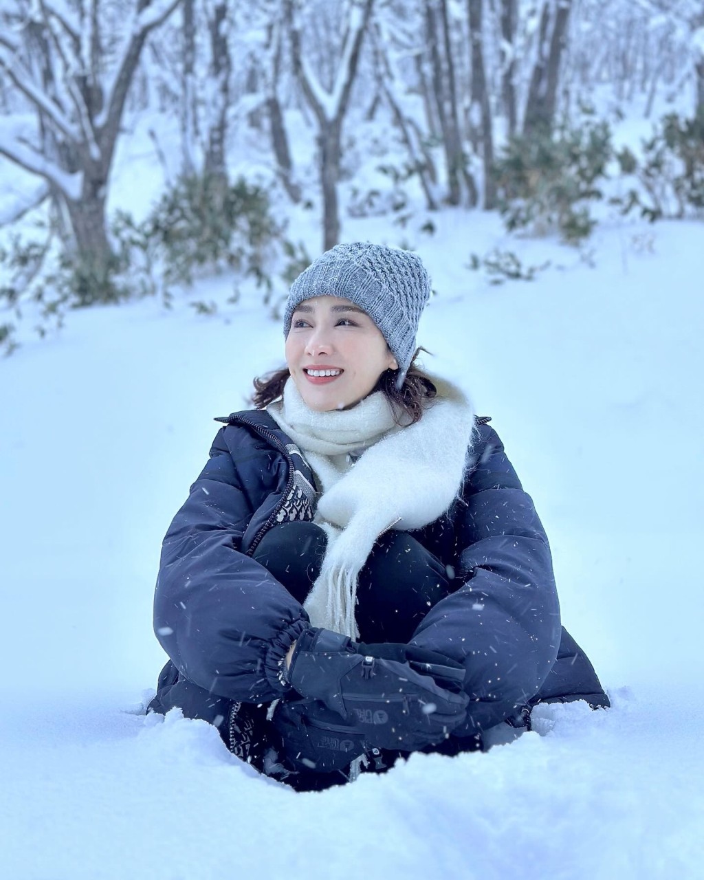 黎姿在雪地拍下不少美照。