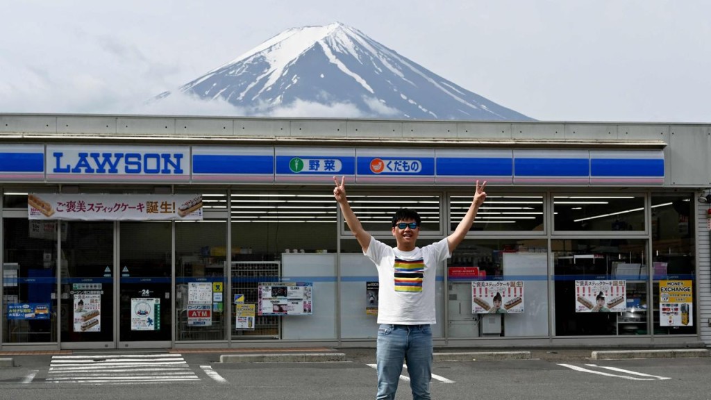 富士山腳下的LAWSON便利店成為「打卡」景點爆紅。路透社