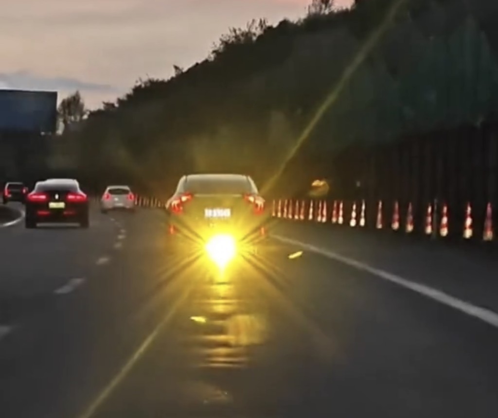 貴州高速一輛汽車違規在底盤加裝強光燈。廣州交通電台