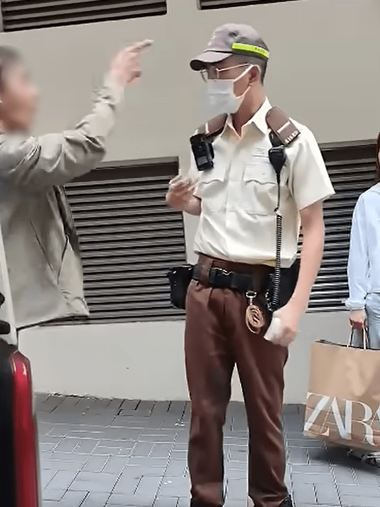 涉案男子不斷指罵交通督導員。YouTube:車Cam特警 涉案男子不斷指罵交通督導員。YouTube:車Cam特警