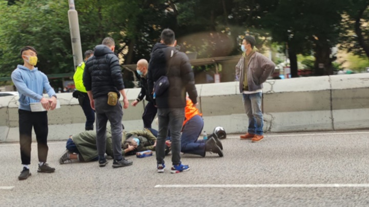 黃大仙有電單車早上失控自炒，警員及救護員到場處理。馬路的事facebook圖片