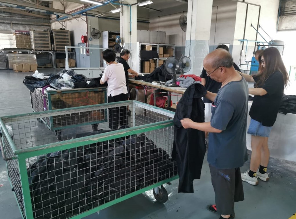 他介紹，香港全年廢棄衣物中，九成為普通衣物，一成為制服類。