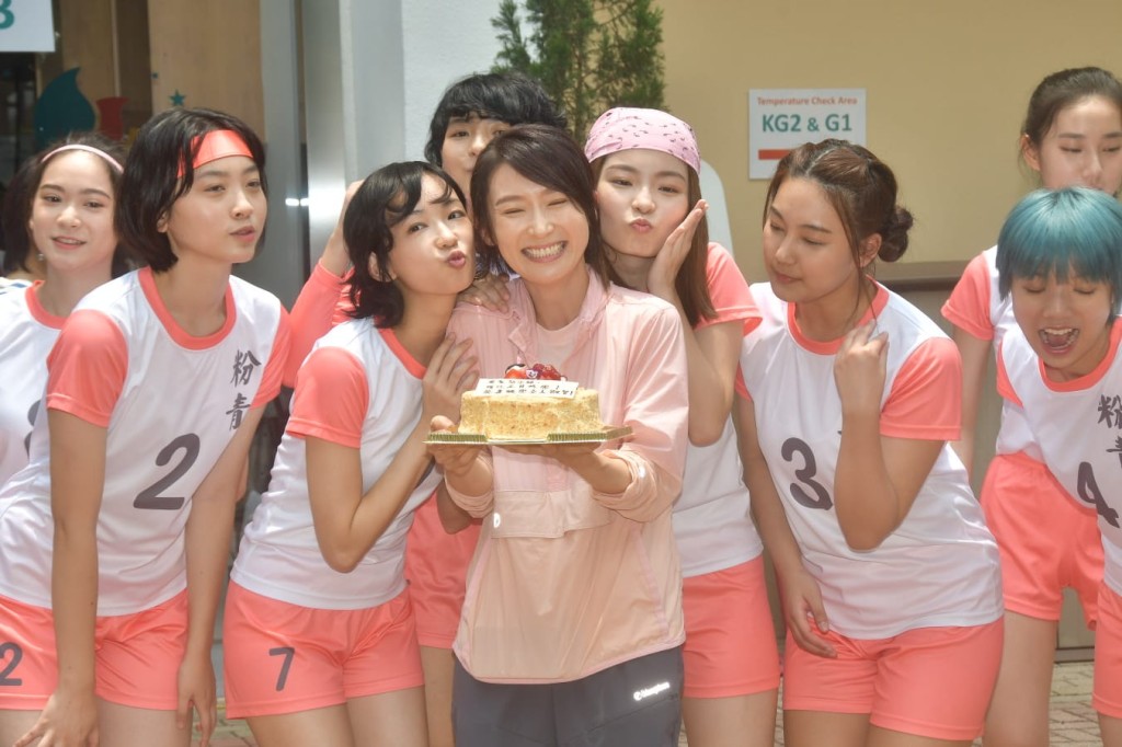 周家怡跟一班女年青演員果然沒代溝。