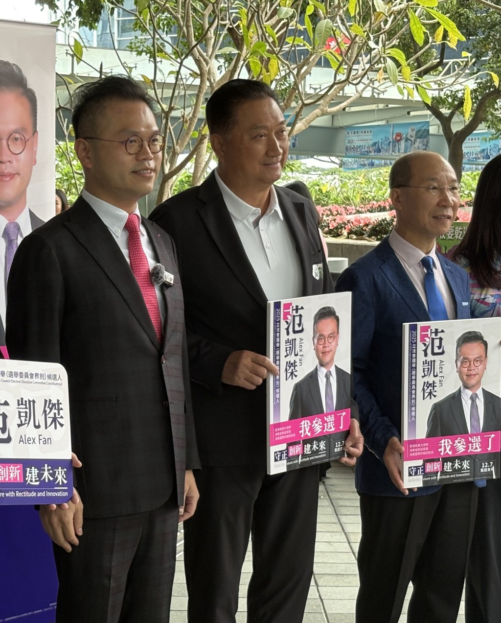 大律師范凱傑(左一)今日亦報名參加選委會。 大律師范凱傑(左一)今日亦報名參加選委會。