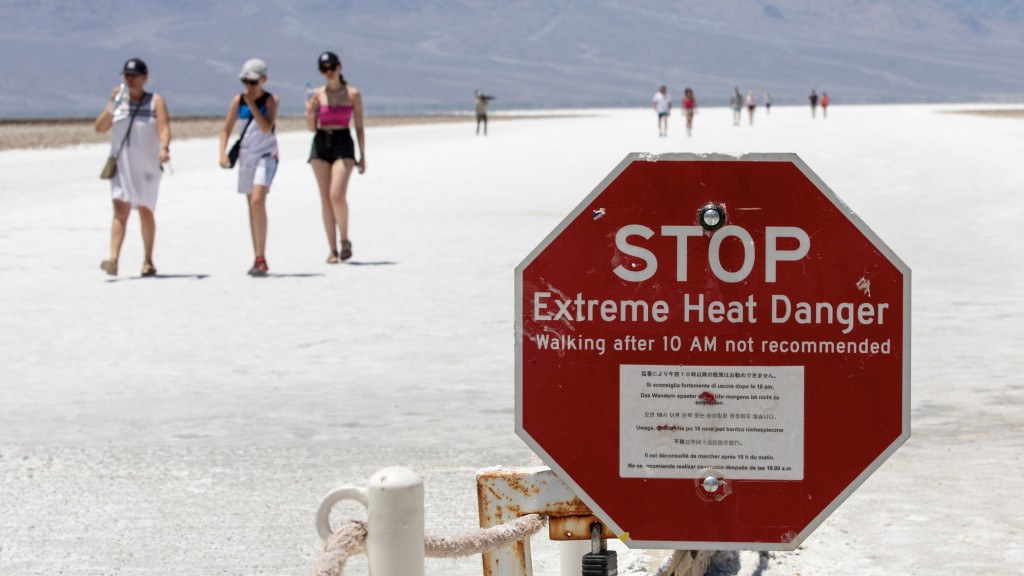 部分游客故意选在夏天前往死亡谷感受高温。 美联社