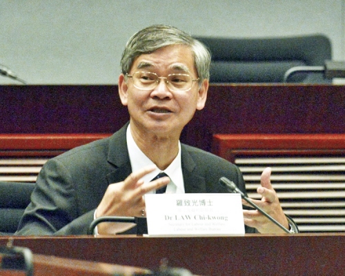 罗致光忆述41年前的一天，他还是银行的一名电脑程序编写员。资料图片