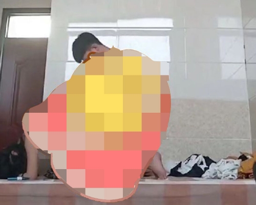 一對初中男女在洗浴中心有不雅舉動,現場更有人在拍攝。(網圖)