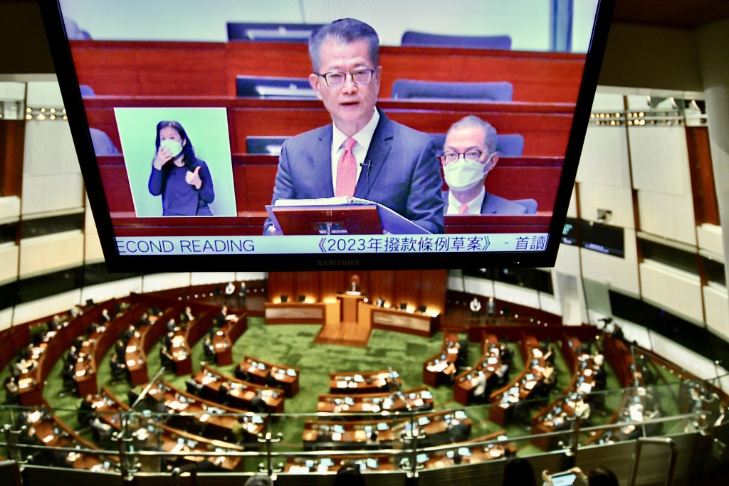 陈茂波到立法会宣读财政预算案。（卢江球摄）