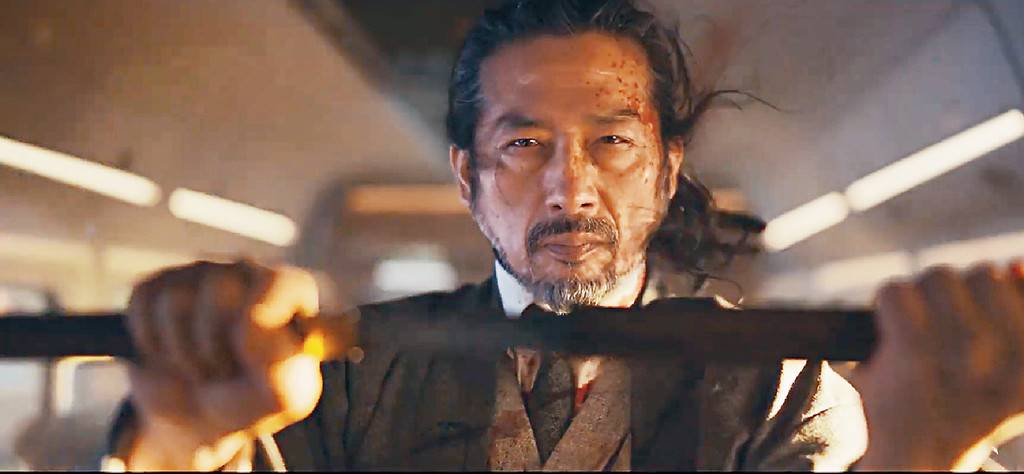 ■真田廣之披血拔刀神息凝重。