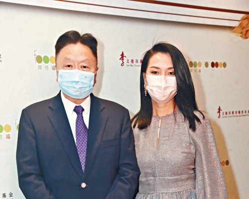 鄧鉅明夫婦出席晚宴，鄧生希望投得心頭好送給太太。