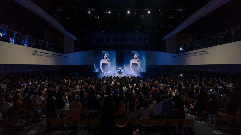 杨千嬅今年为50岁生日举行生日会，与歌迷会一起度过。