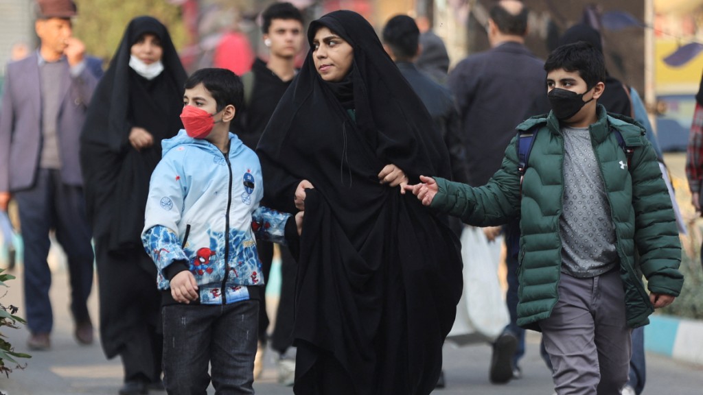 伊朗法律要求，女性在公共场合必须戴头巾，并穿著保守宽松的服装。路透社