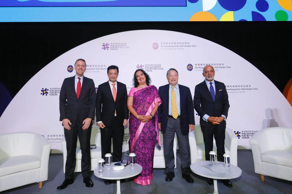 首個座談演講「疫情後的反思︰通過公益慈善事業推動全球協作」,由亞洲公益創投網絡行政總裁 Naina Subberwal(中)主持,美國中華醫學基金會榮休主席陳致和教授(右二)、淡馬錫基金會總裁黃文雄(左二)、洛克菲勒基金會高級副總裁(健康倡議)Naveen Rao 醫生(右一)、Wellcome 信託基金暫任行政總裁 Paul Schreier 博士(左一),共同探討全球公益慈善事業的協作潛力,以防止及防範未來公共衞生危機的爆發。