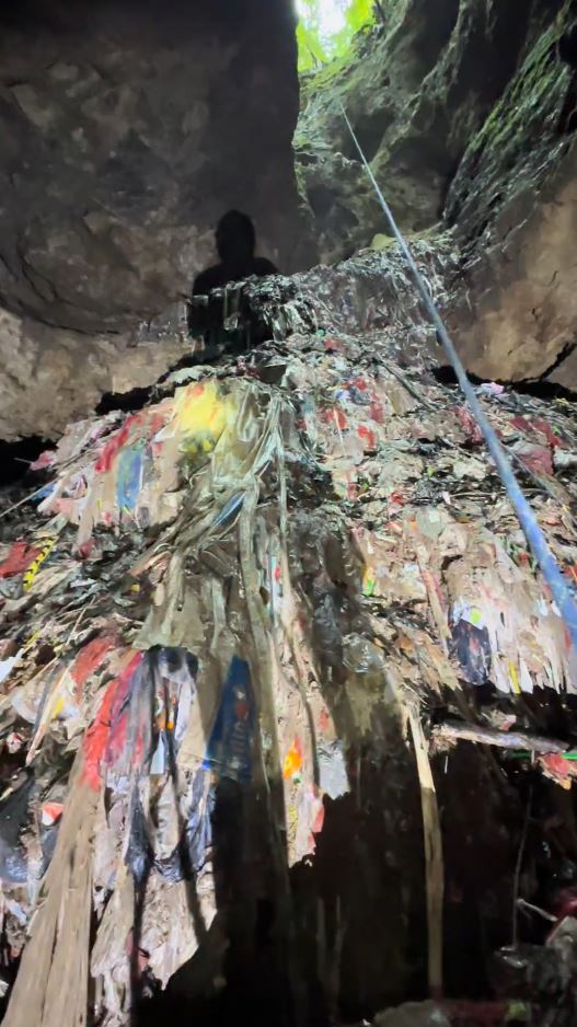 張家界有溶洞被棄置大量垃圾，堆積到7層樓高。抖音＠湘仔寶寶