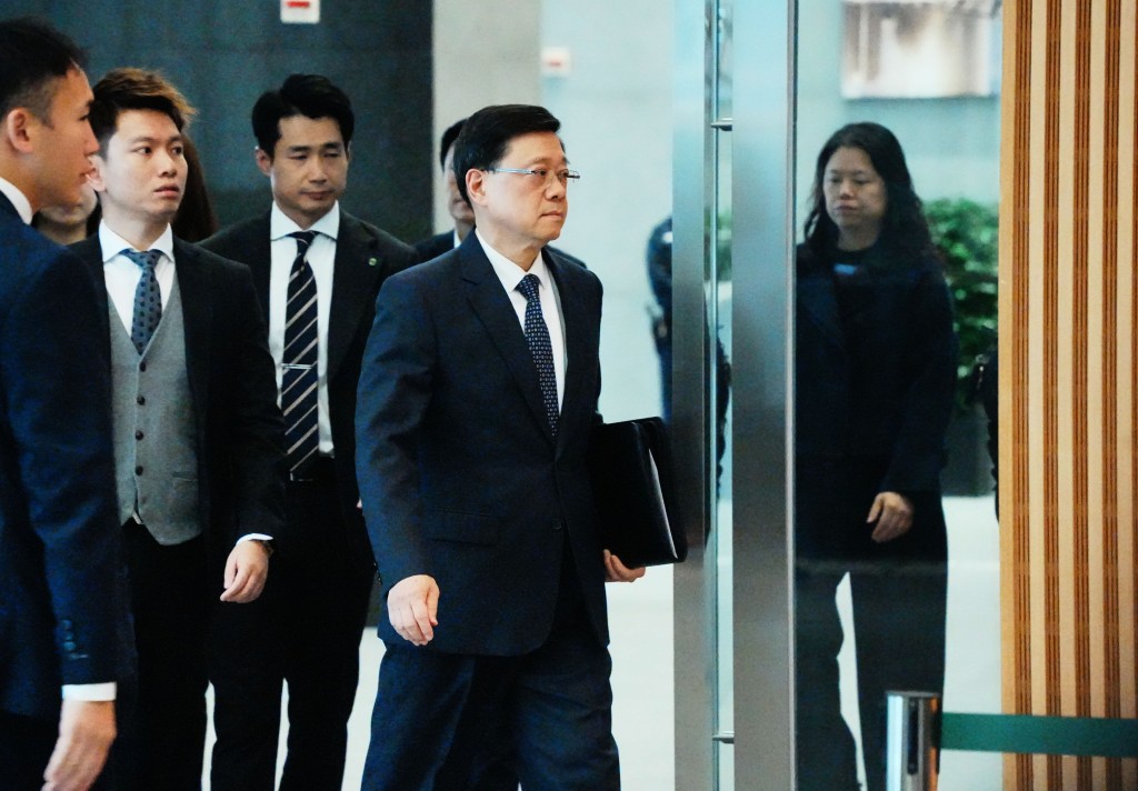 行政長官李家超將於今日下午就大埔宏福苑火災有關事宜,在政府總部會見傳媒。汪旭峰攝 行政長官李家超將於今日下午就大埔宏福苑火災有關事宜,在政府總部會見傳媒。汪旭峰攝