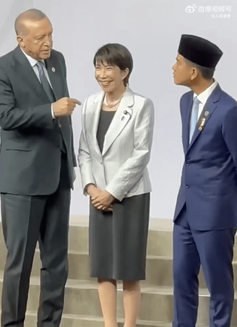 網上流傳影片顯示，高市站在土耳其總統埃爾多安與印尼副總統拉卡之間，兩人正隔着她交談，身為「夾心位」的高市只能面露尷尬、陪笑硬撐。X@mrjeffu