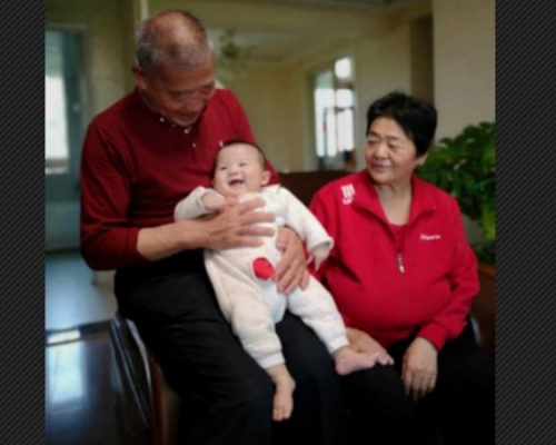 黃維平夫婦與天賜。網圖