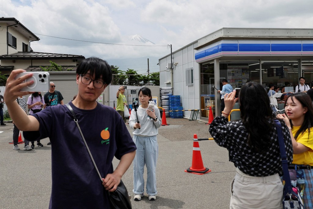 早前富士河口湖因大批遊客在便利前拍照，當局以黑布將富士山遮擋。路透社