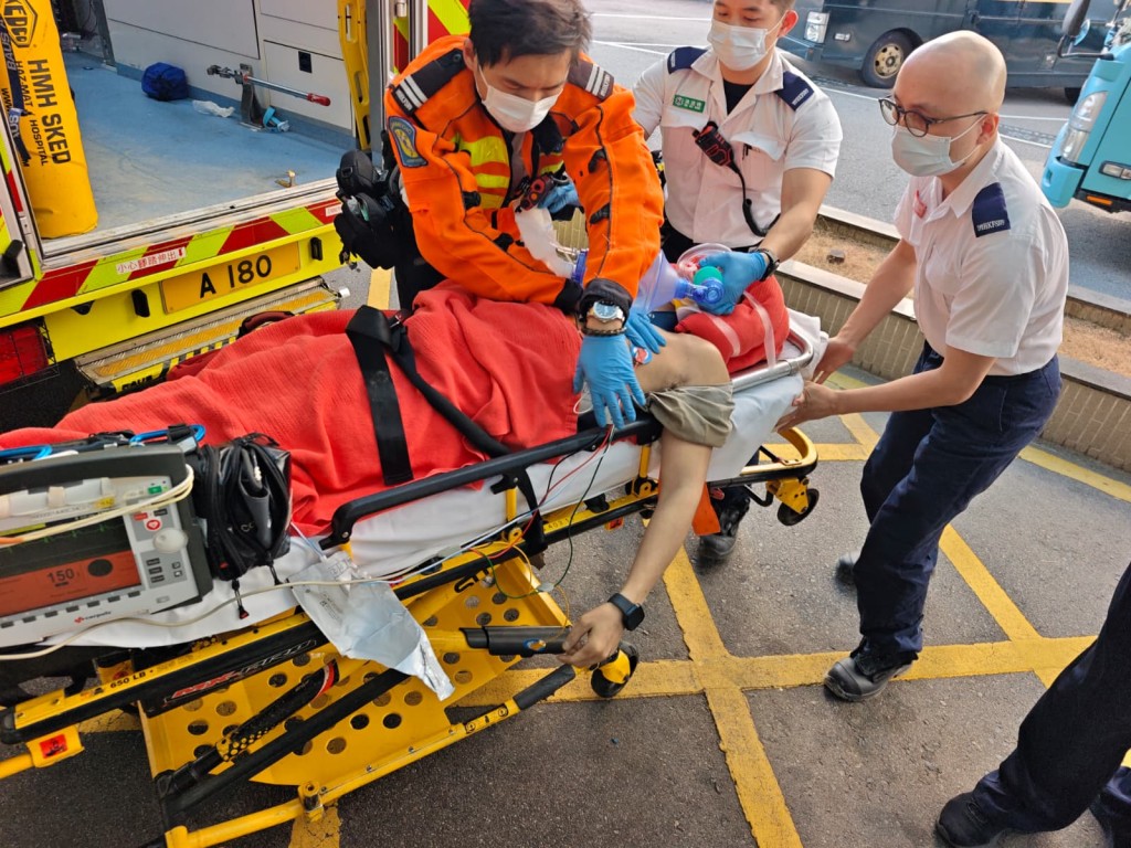 受傷工人由救護車送院。
