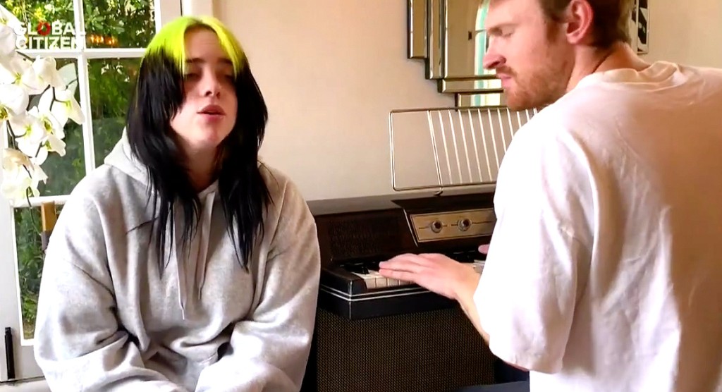 早前Billie與哥哥為抗疫騷演出。