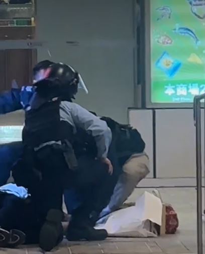 戴頭盔警員開槍後協助制服疑犯。FB：Charles Hon  @真屯門友