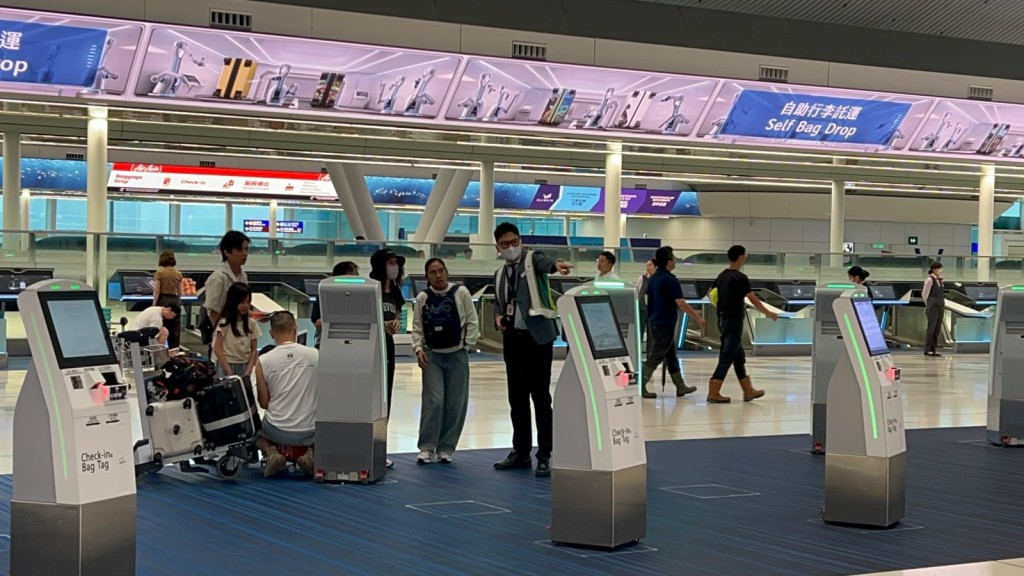 今早旅客如常出发赴福冈。杨伟亨摄