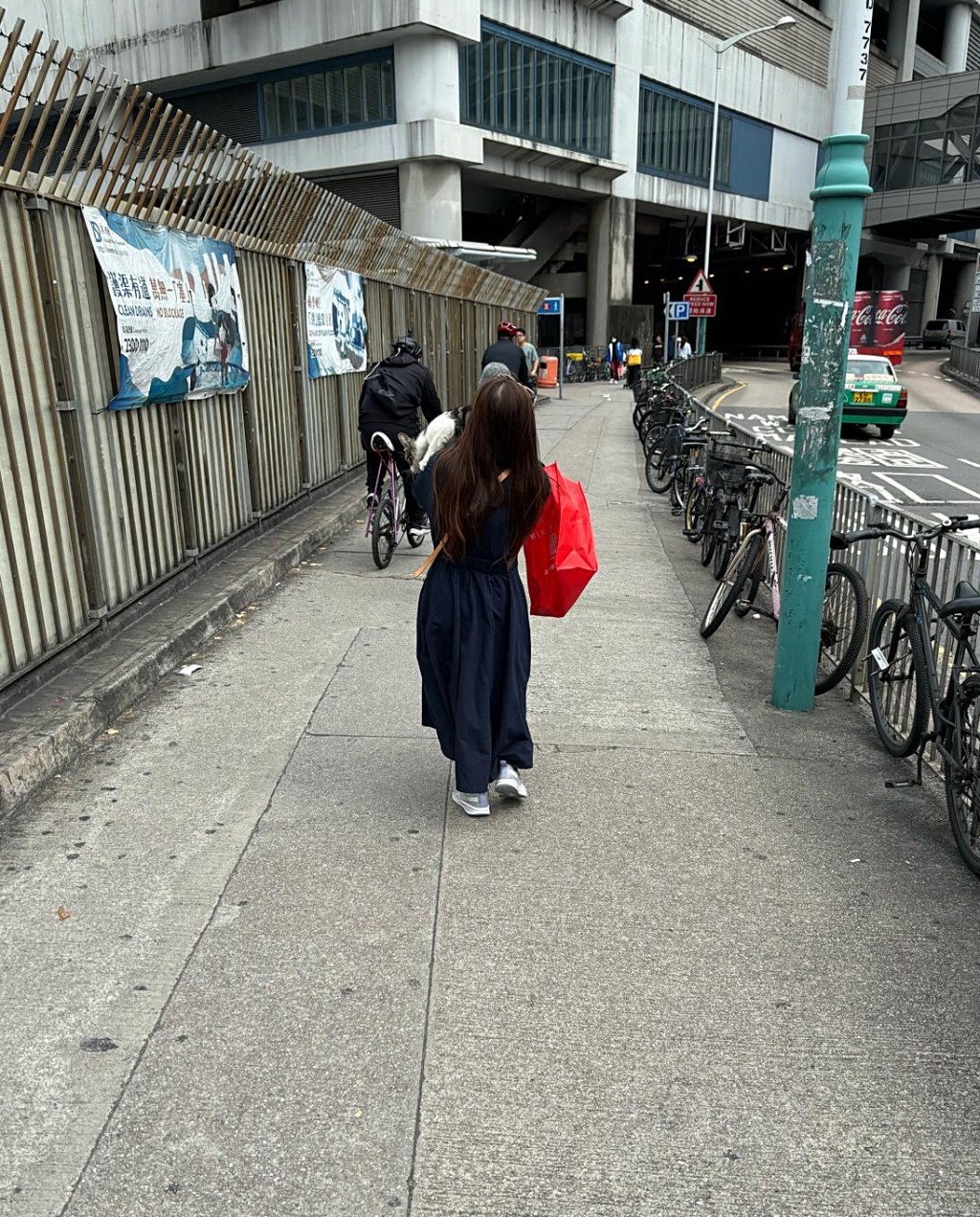 長髮女最終向元朗港鐵站而去。